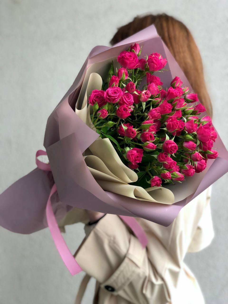 Картинка Букет из 19 малиновых кустовых роз 50 см