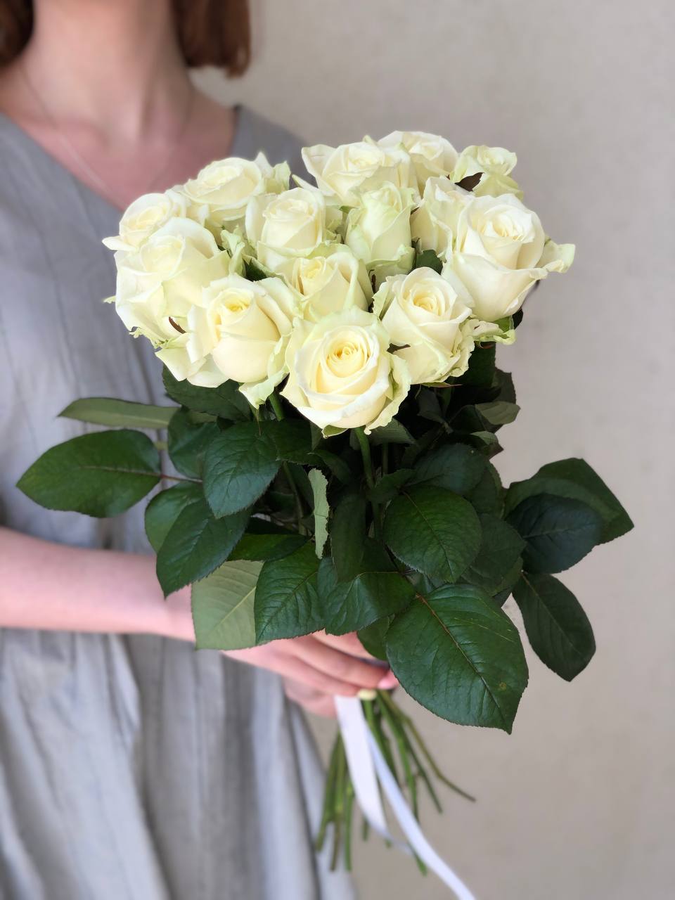 Картинка Букет из 15 белых роз "Утро" 50 см