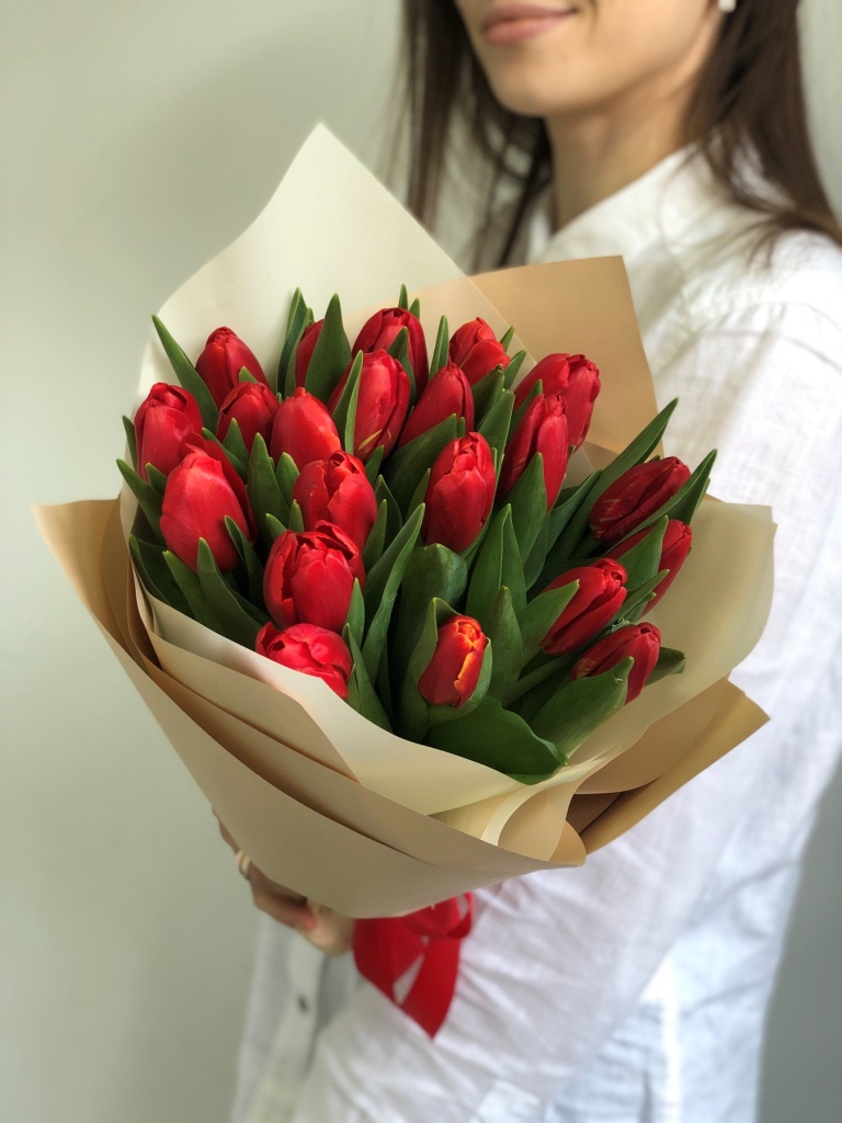 Картинка Букет из 21 красных тюльпанов