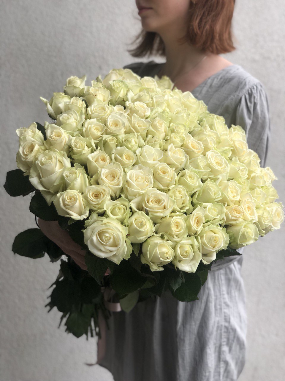 Картинка Букет из 101 белой розы "Аваланж" 50 см