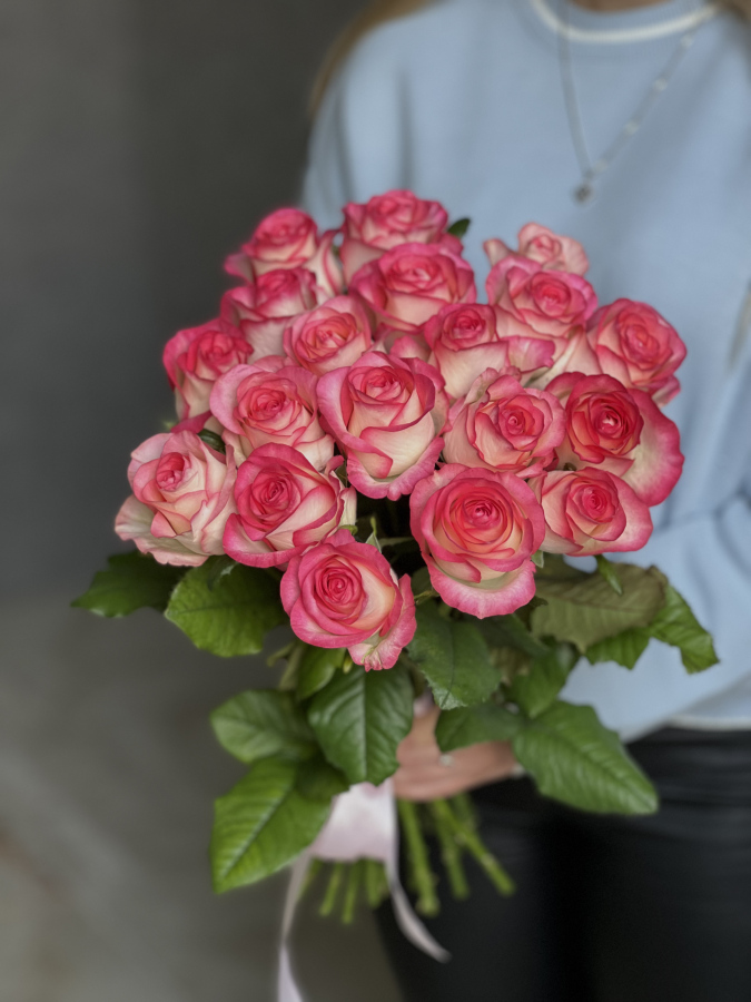 Картинка Букет из 19 роз сорта Джумилия 50 см