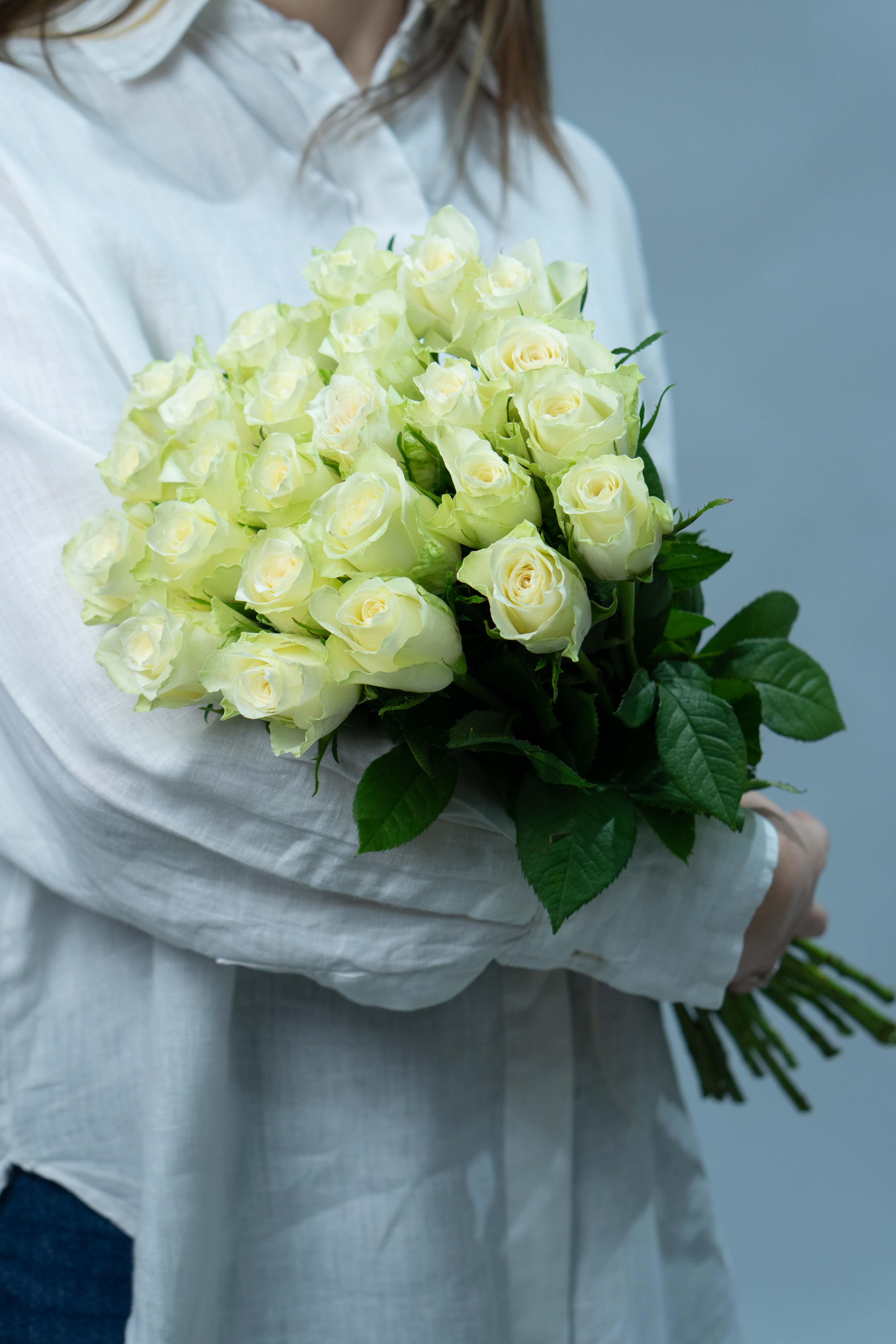 Картинка Букет из 25 белых роз Кения 40 см