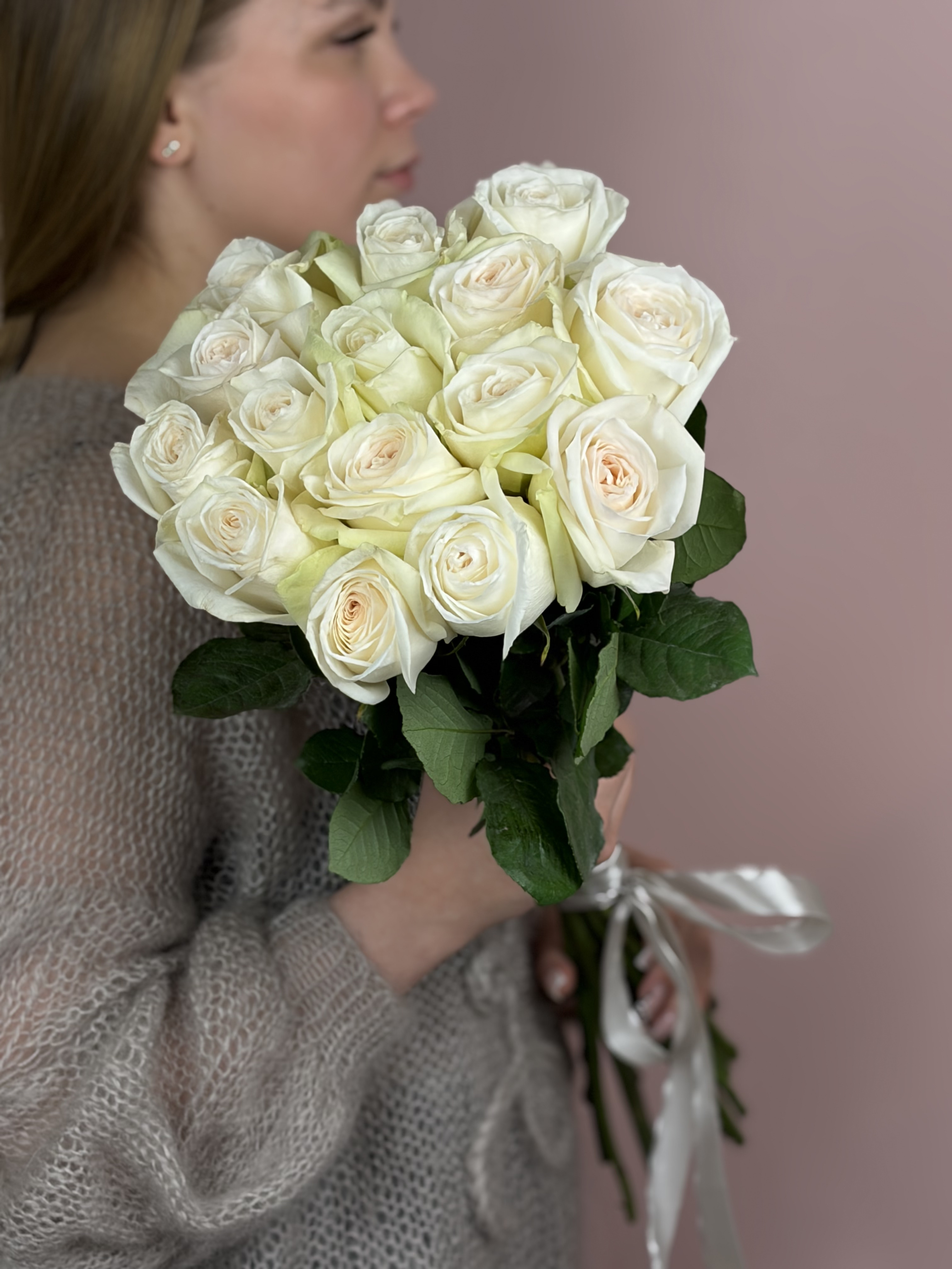 Картинка Букет из  15 роз сорта Вайт Охара 40см