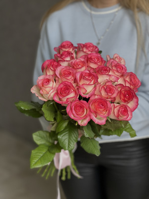 Картинка Букет из 19 роз сорта Джумилия 80 см