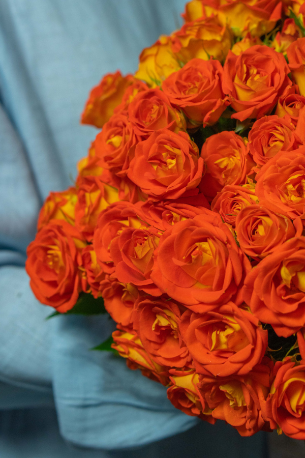 Картинка Букет из 19 кустовых роз "Акрополь" 40 см