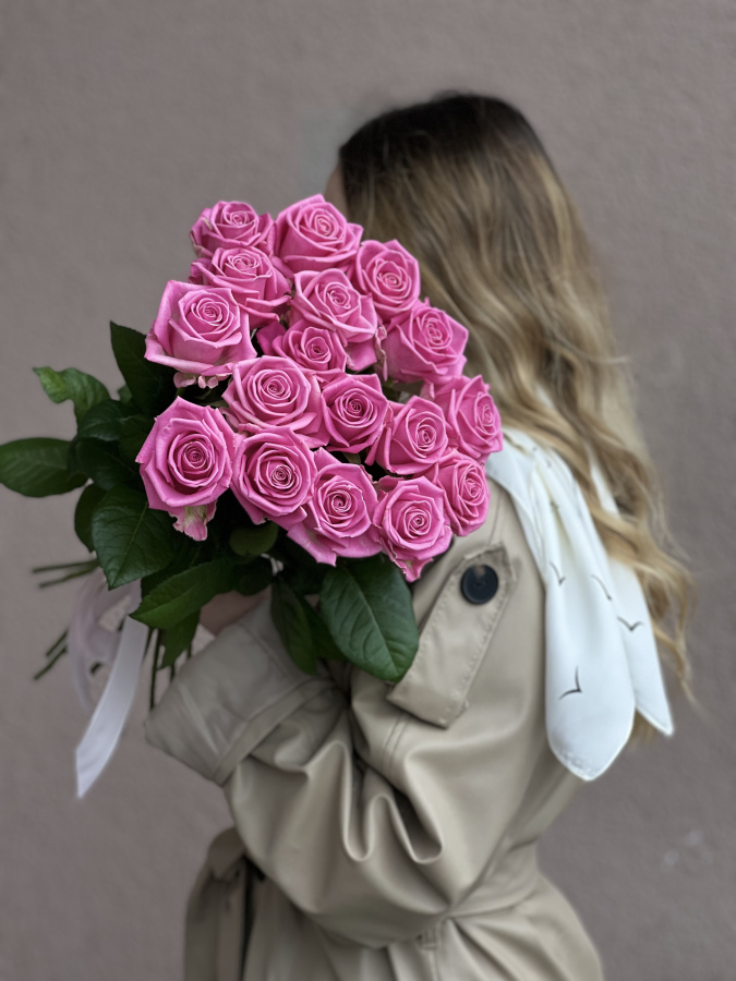 Картинка Букет из 17 розовых роз "Пикассо" 40 см