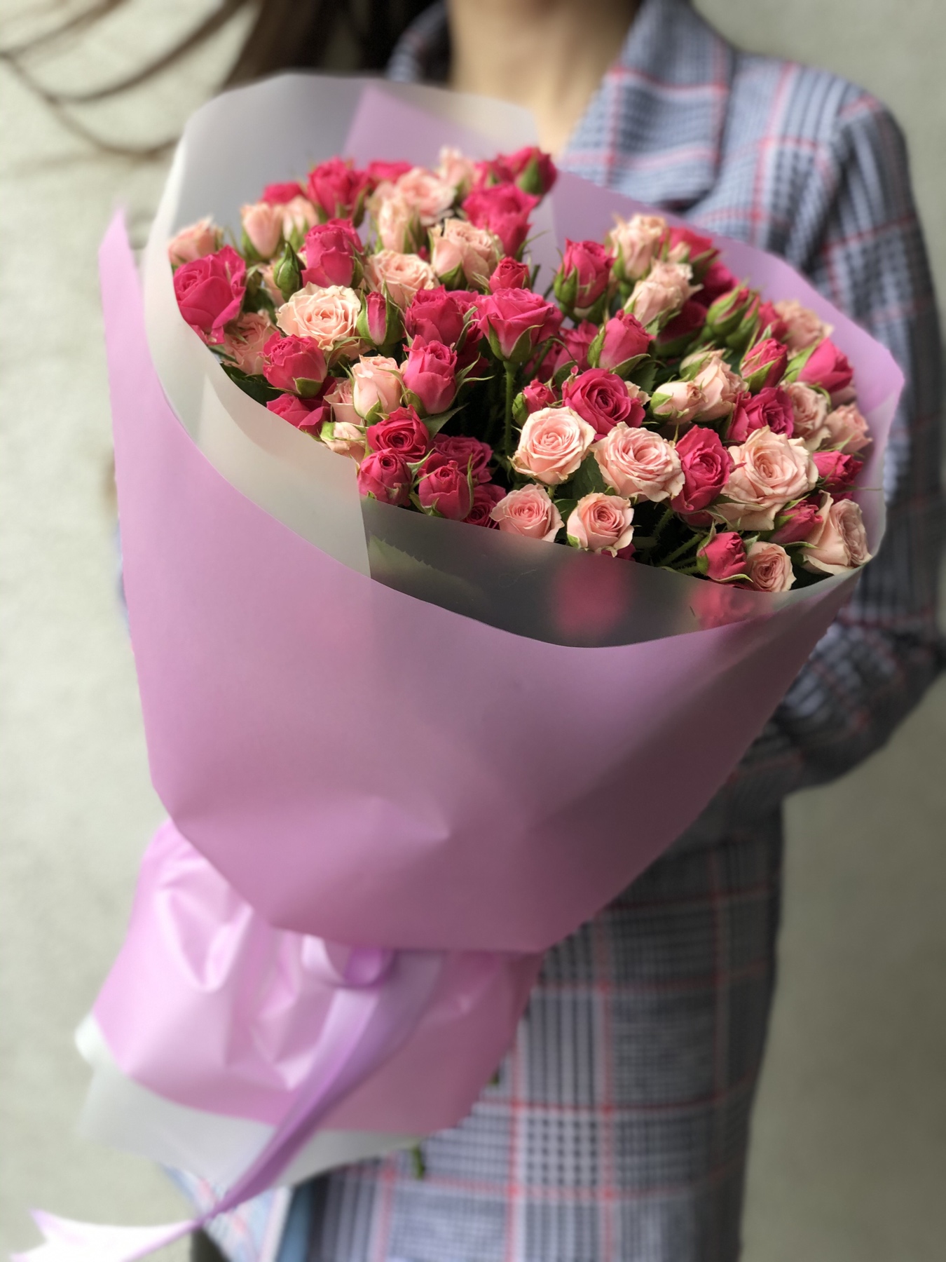 Картинка Букет из 25 кустовых роз "Викториан" 70 см