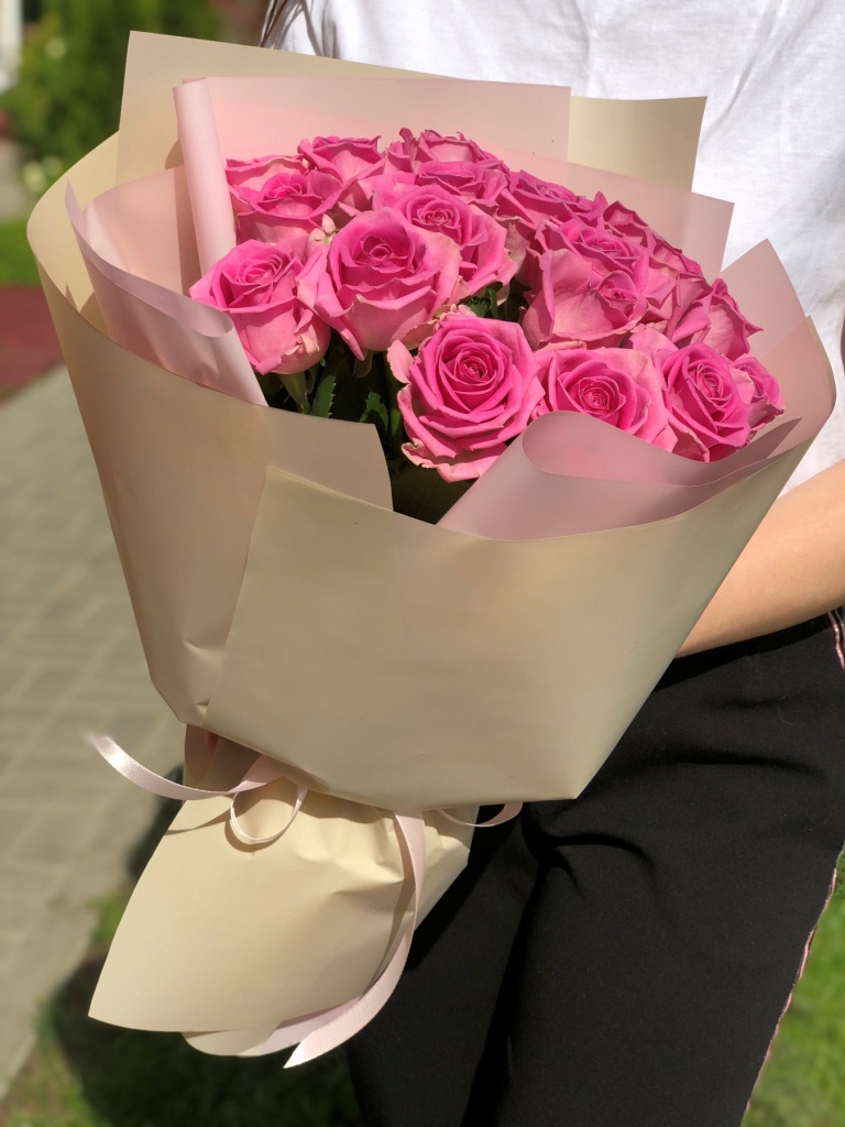 Картинка Букет из 19 розовых роз "Мара" 50 см