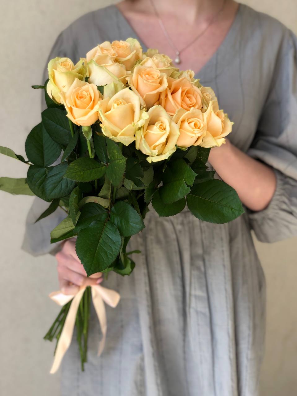 Картинка Букет "Марсель" из 15 роз сорта Аваланж Пич 50 см