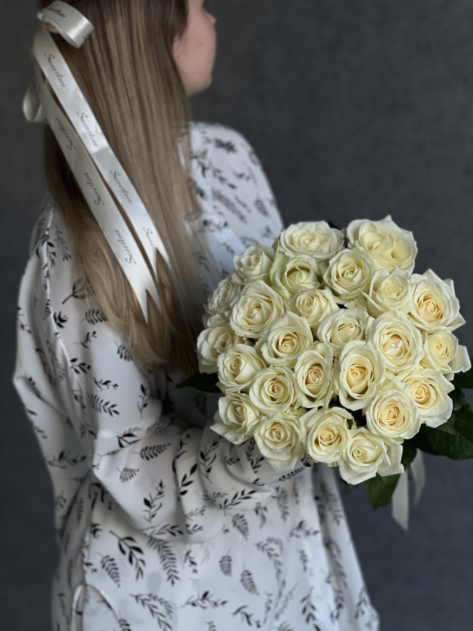 Картинка Букет "Вуаль" из 25 белых роз 60 см