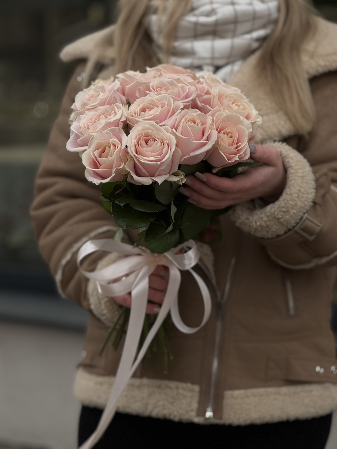 Картинка Букет "Ванильный вечер" из 15 роз 70 см