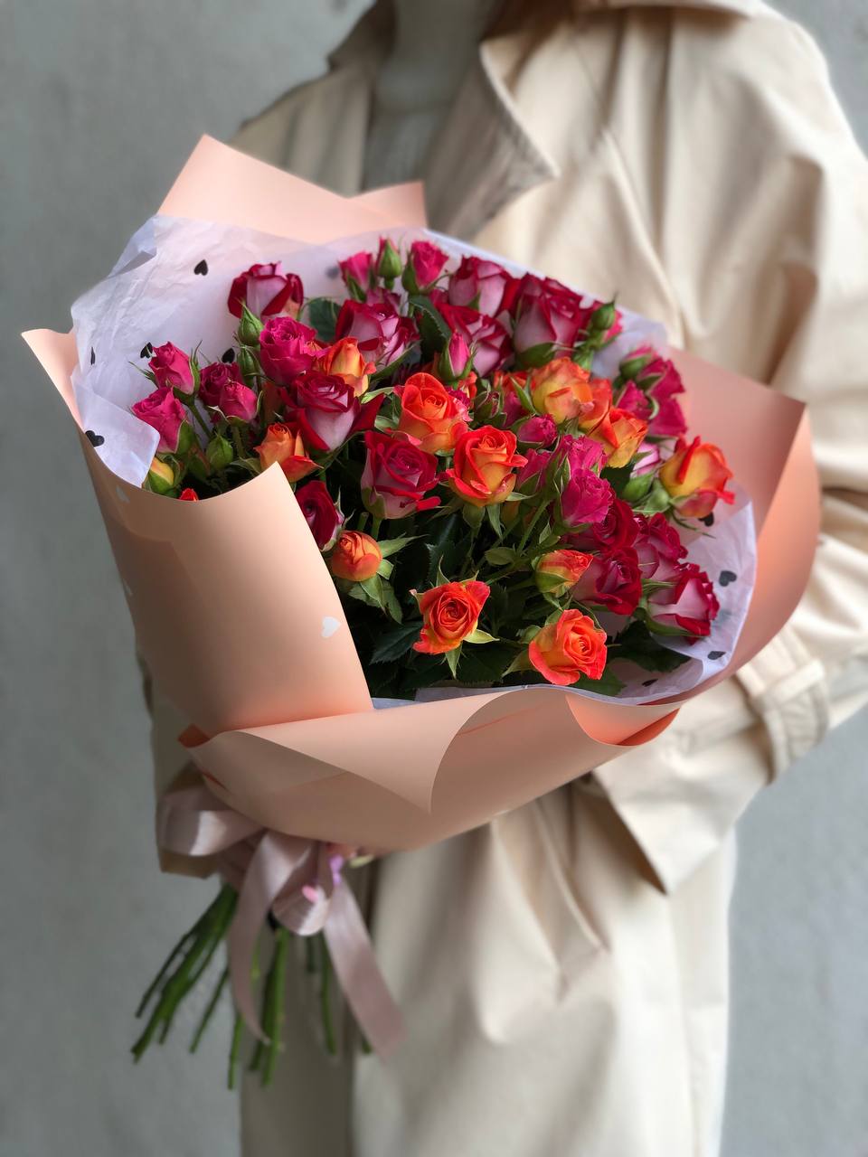 Картинка Букет из 15 кустовых роз "Луна" 50 см