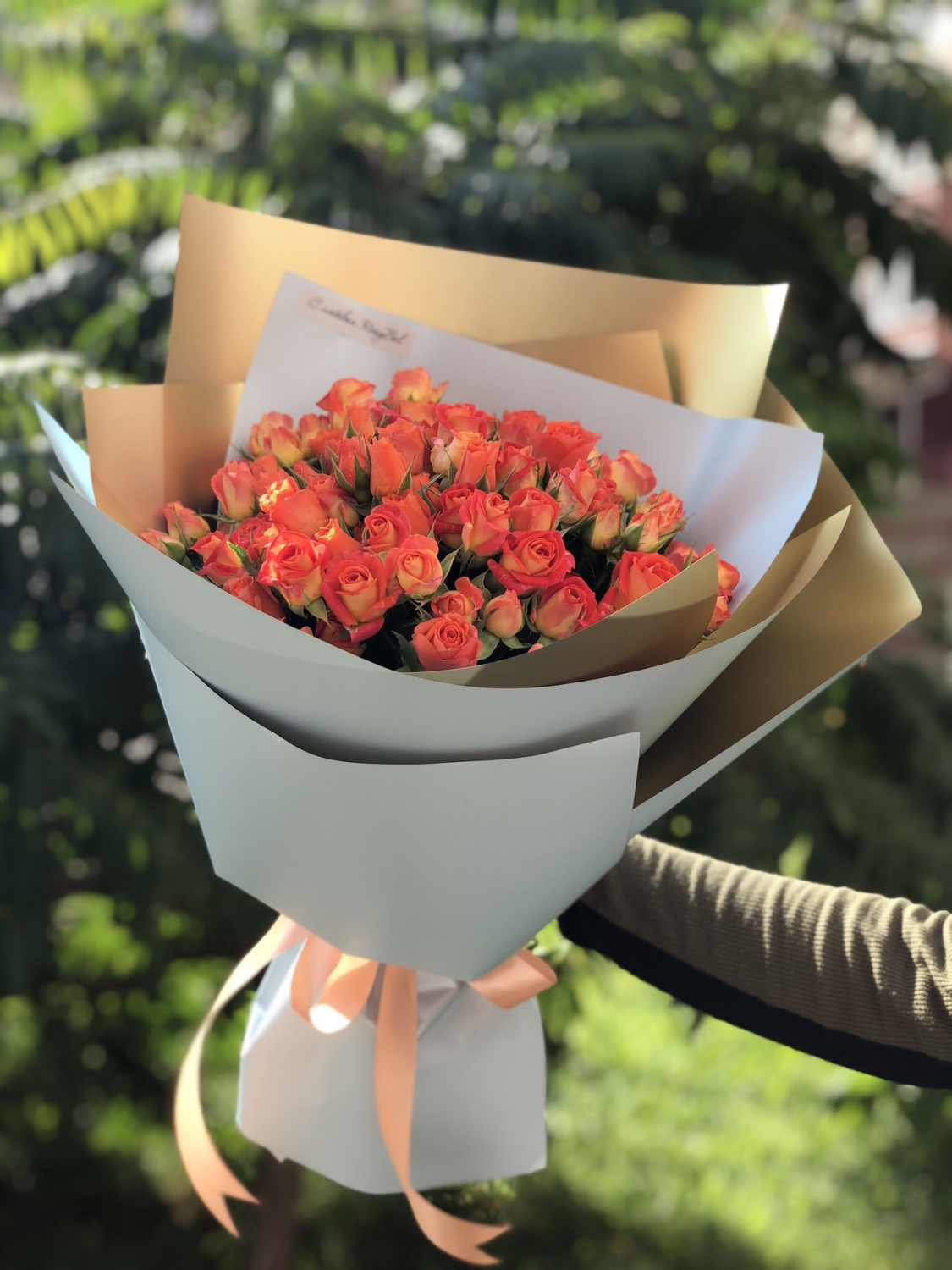 Картинка Букет из 21 кустовой розы "Сочное утро" 40 см