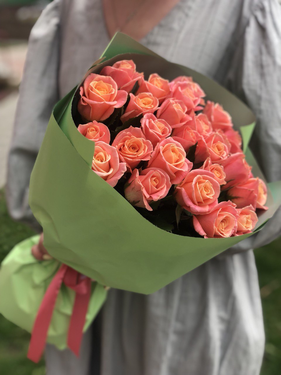 Картинка Букет из 25 коралловых роз "Райский персик" 60 см