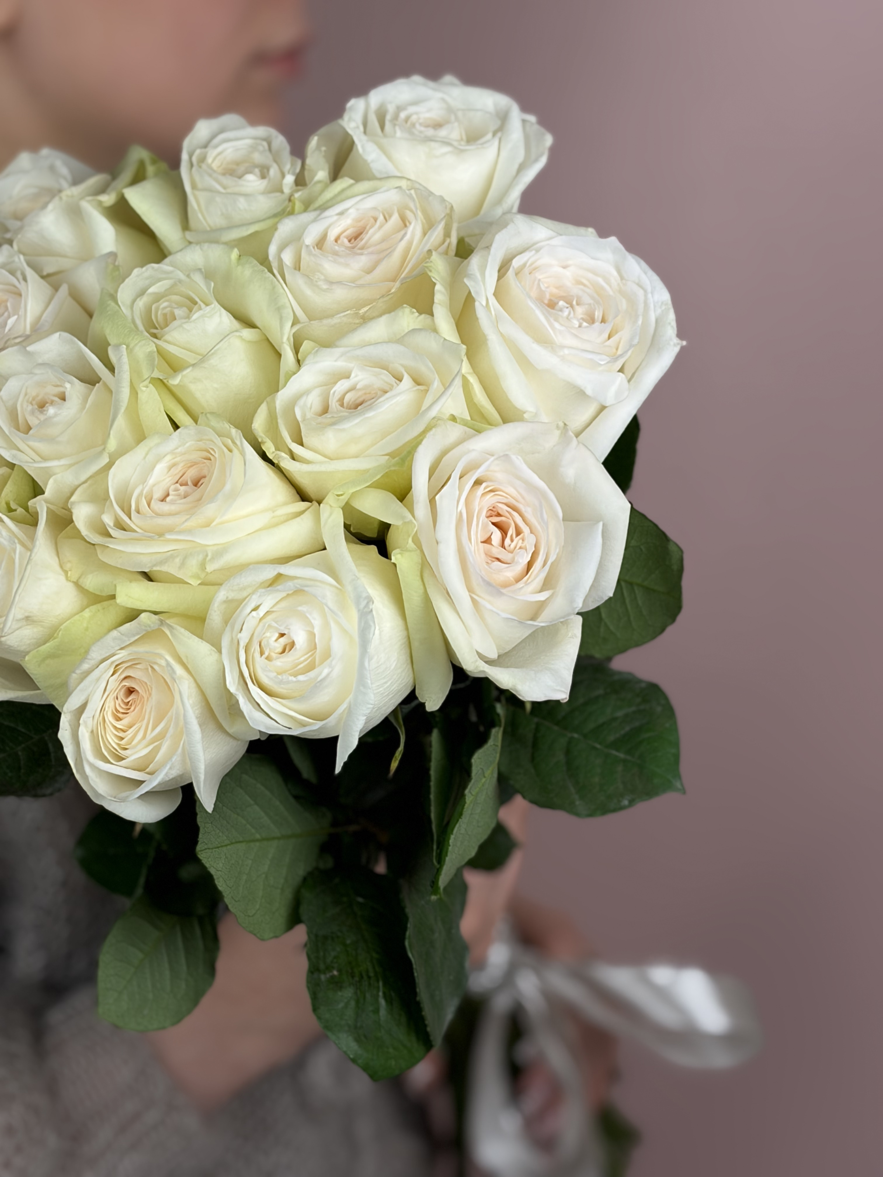 Картинка Букет из  15 роз сорта Вайт Охара 40см