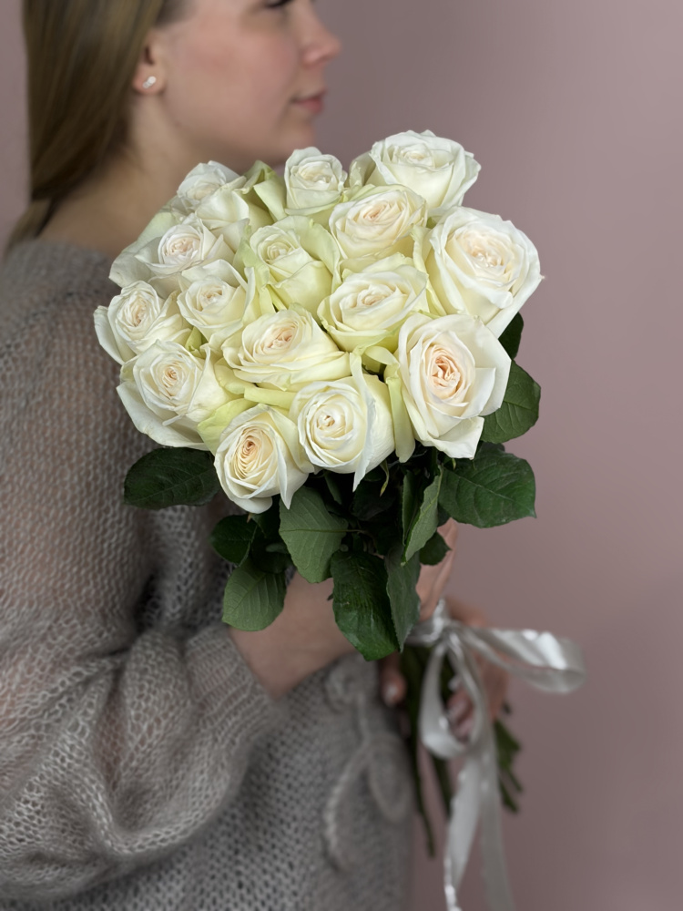 Картинка Букет из  15 роз сорта Вайт Охара 40см