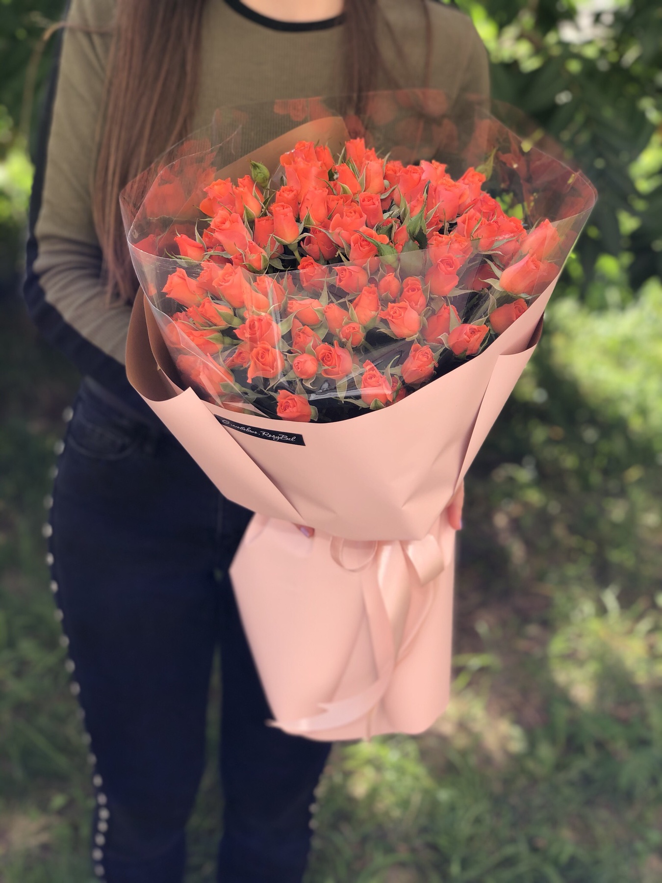 Картинка Букет "Рассвет" из 25 кустовых роз 70 см