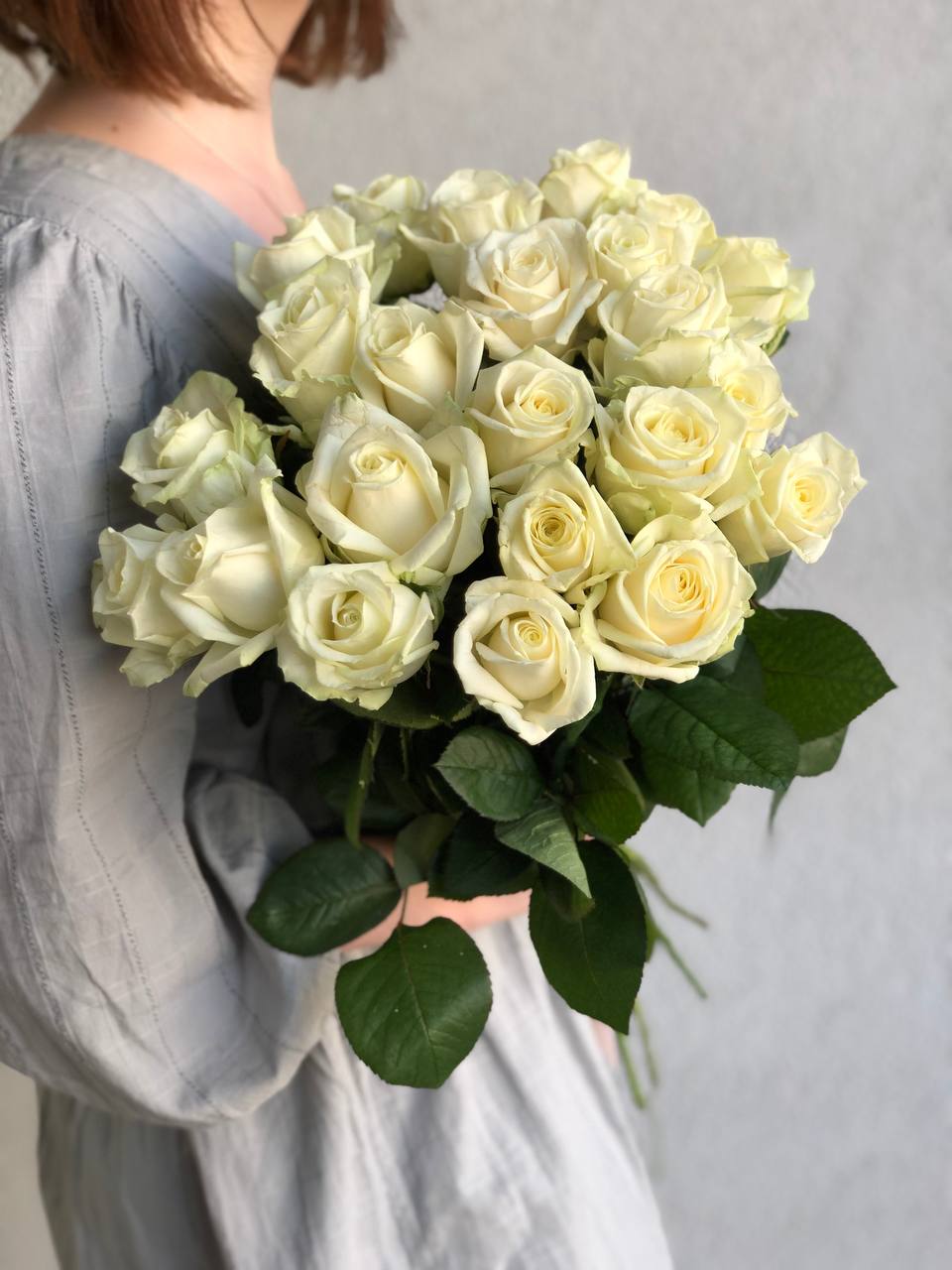 Картинка Букет из 23 белых роз "Лагуна" 70 см