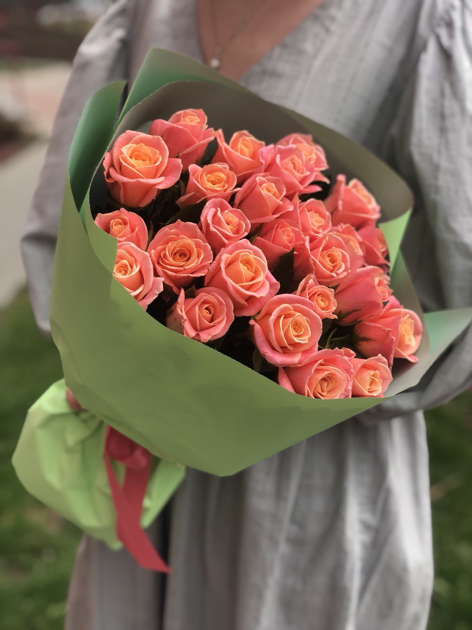 Картинка Букет из 25 коралловых роз "Райский персик" 80 см