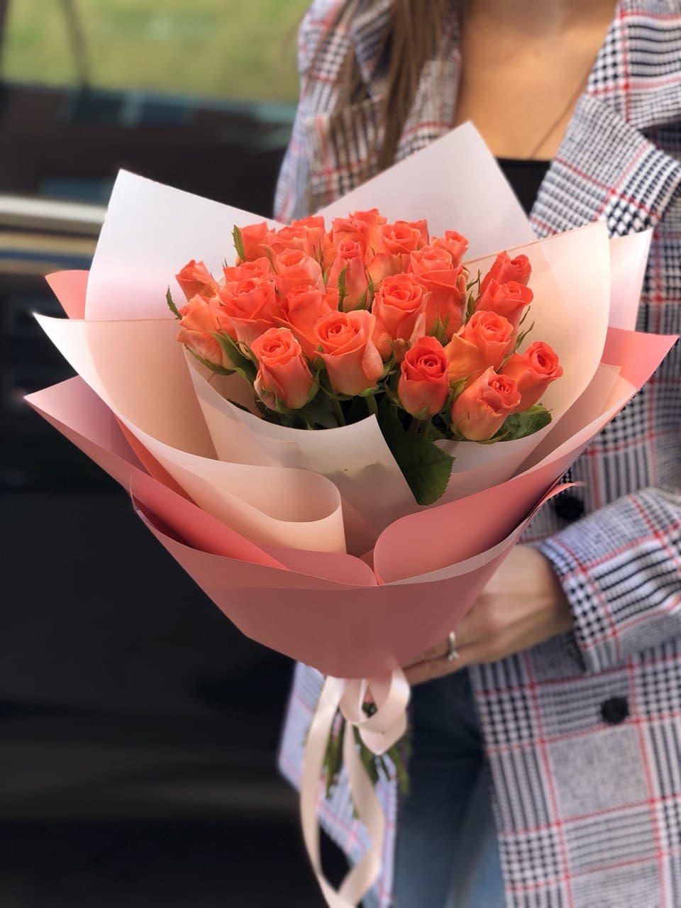 Картинка Букет из 25 роз "Коралл" 40 см