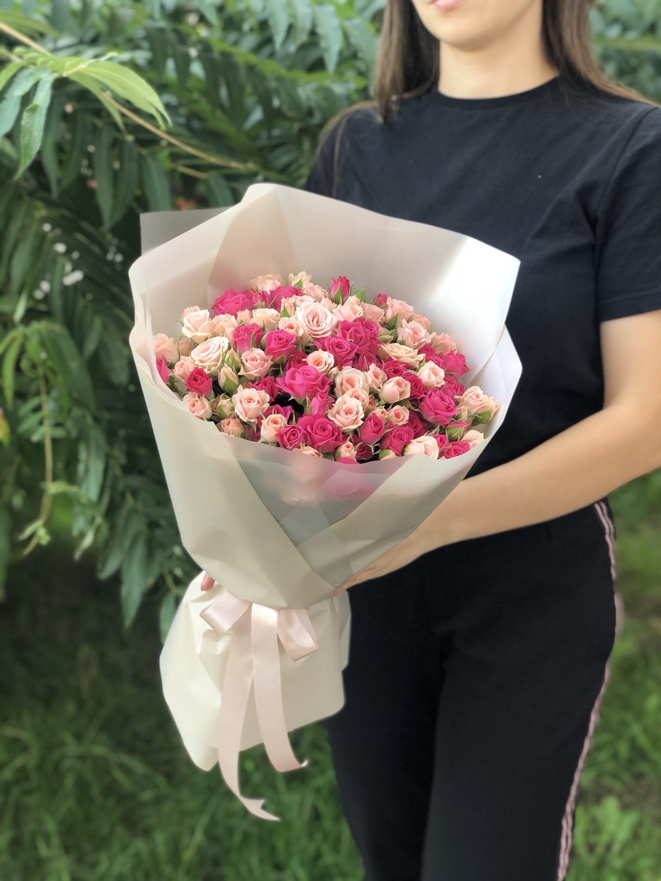 Картинка Букет из 25 кустовых роз "Мисти" 50 см