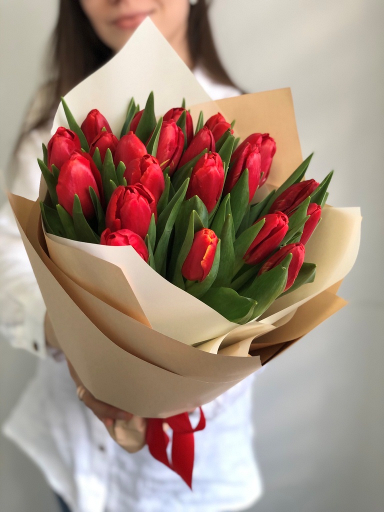 Букет из 21 красных тюльпанов