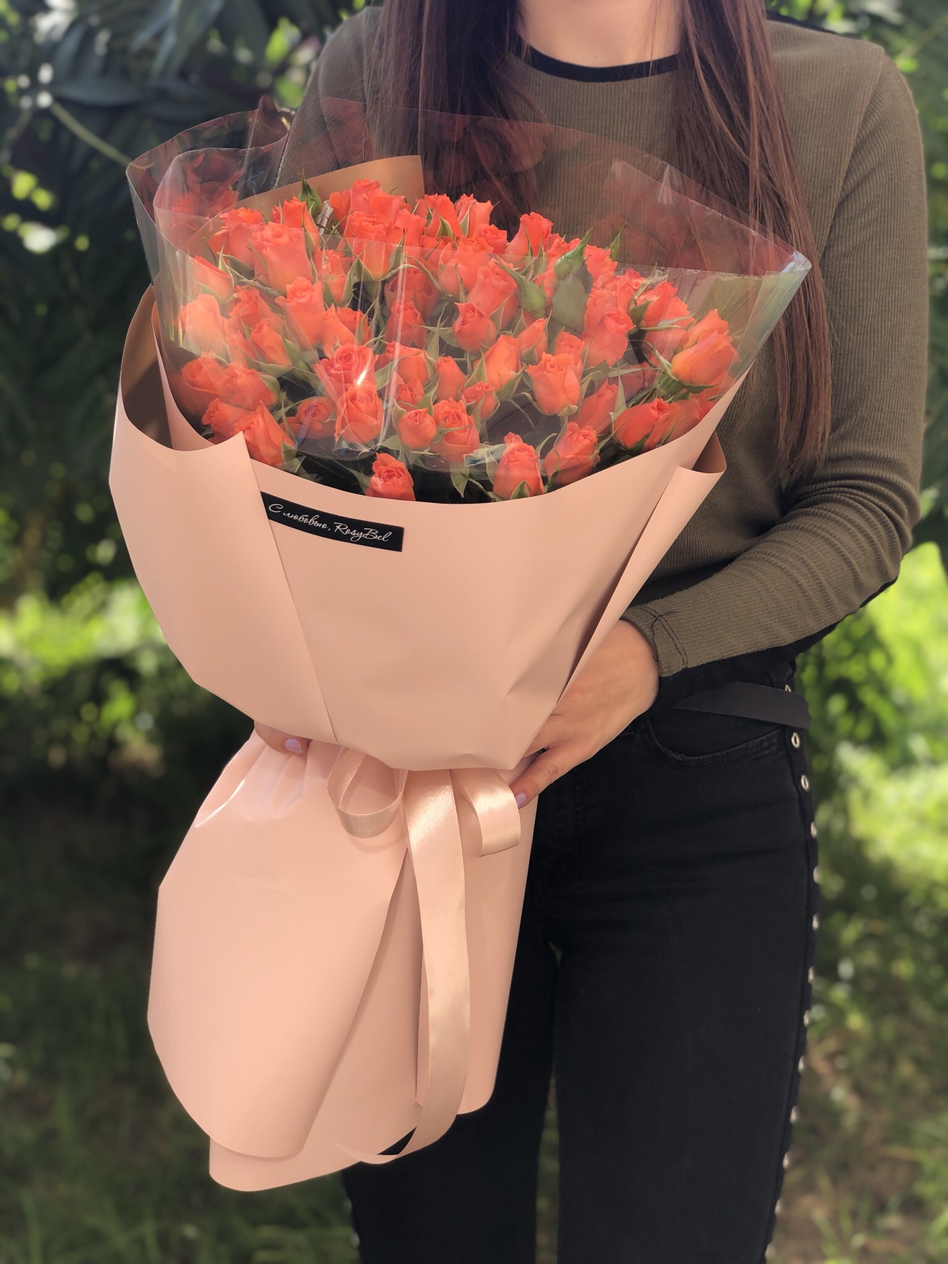 Картинка Букет из 25 кустовых роз  "Рассвет" 40 см