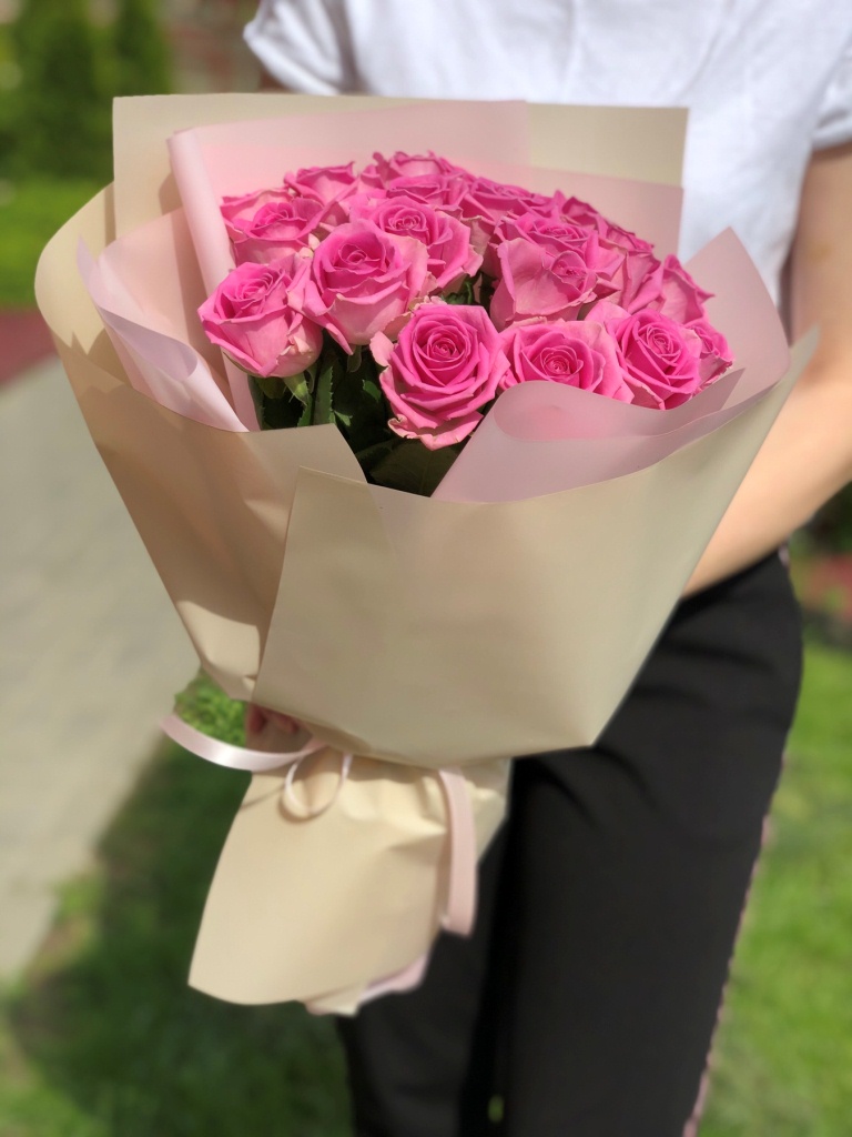 Картинка Букет из 19 розовых роз "Мара" 50 см