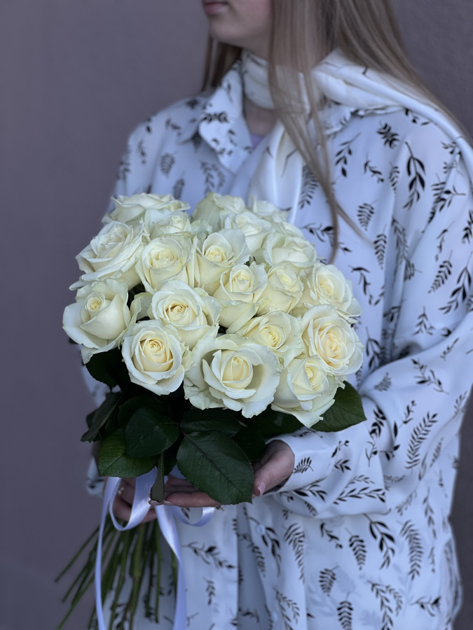 Картинка Букет "Вуаль" из 25 белых роз 60 см