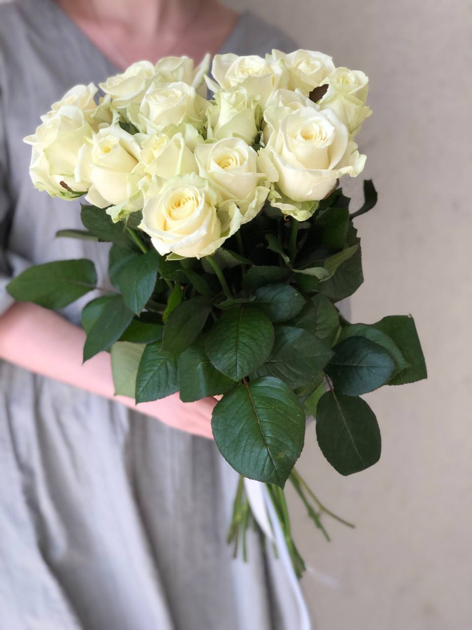 Картинка Букет из 15 белых роз "Утро" 50 см